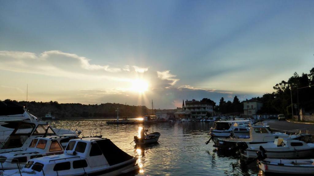 Apartman Lana Appartement Omišalj Buitenkant foto