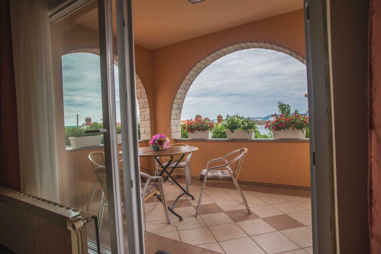 Apartman Lana Appartement Omišalj Buitenkant foto