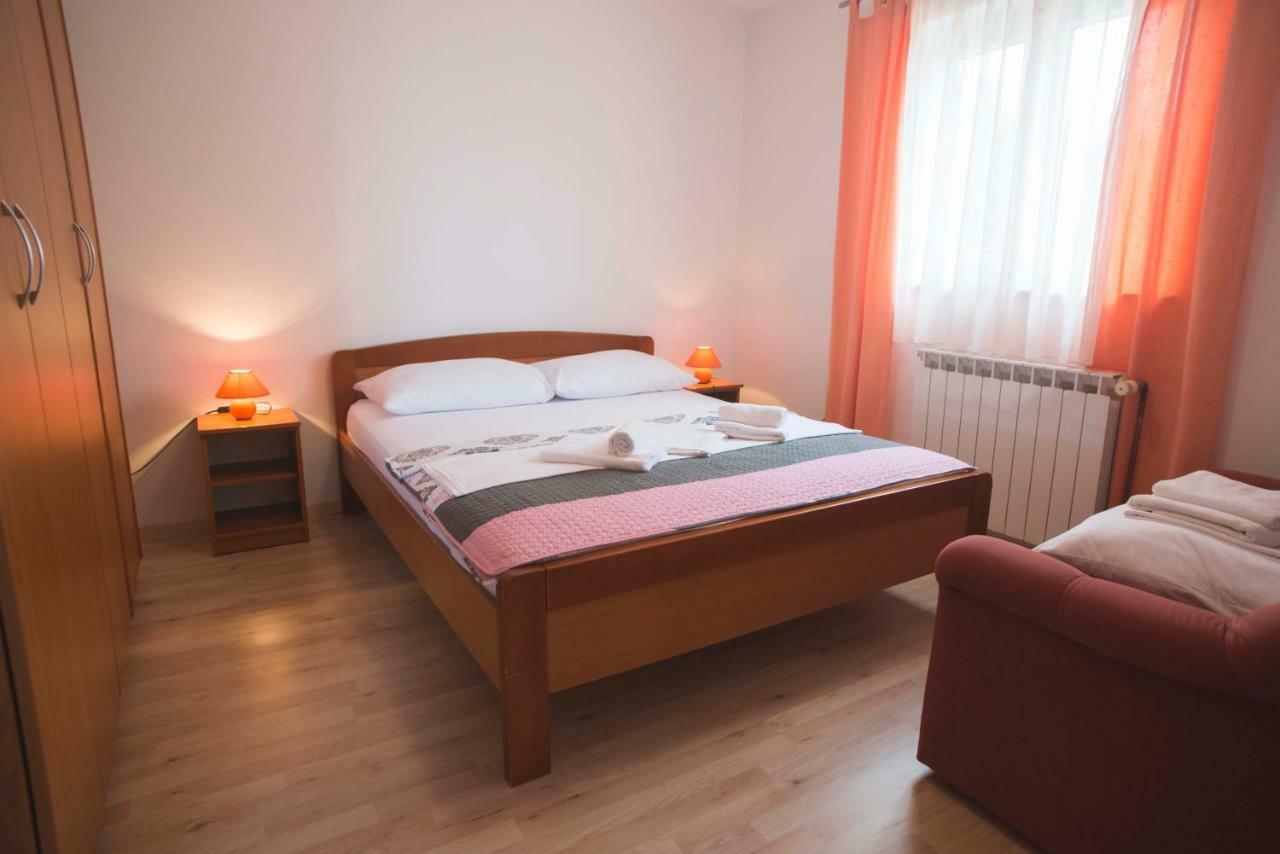 Apartman Lana Appartement Omišalj Buitenkant foto